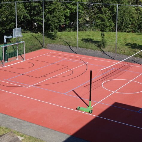 Multifunktions-Sportplatz für die Kinder- und Jugendpsychiatrie Multifunktions-Sportplatz für die Kinder- und Jugendpsychiatrie